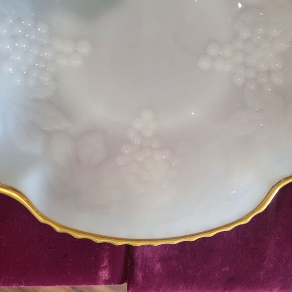 Vintage Anchor Hocking White Milk Glass Dish Bowl Embossed Grapes with Gold Trim - Picture 7 of 11